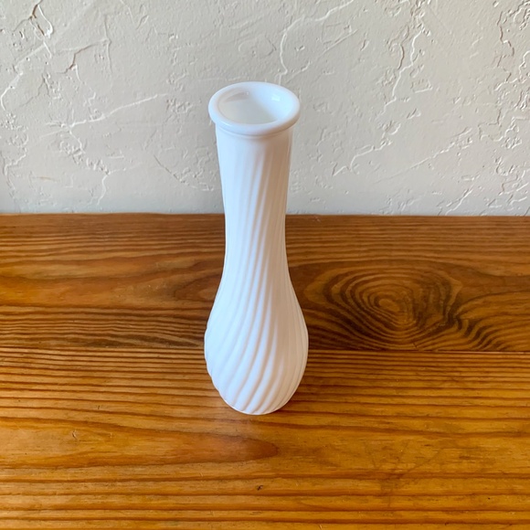 Vintage E.O. Brody Milk Glass Vase – Ribbed Swirl Pattern, USA 153 - Picture 7 of 10